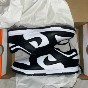 Panda Dunks Helt nya - Dessa är helt nya och väldigt billiga för känner mig generös just nu 😎  Storlek: 41 1/2