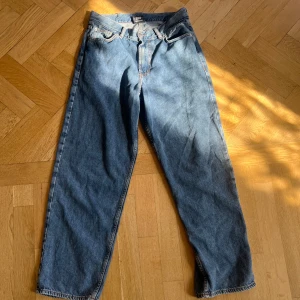 Blå jeans från Sweet Skts - Säljer ett par klassiska blå jeans från Sweet Skts. De har en baggy passform och är tillverkade i slitstarkt denim. Perfekta för en avslappnad stil. Jeansen har fem fickor och knappar i midjan.
