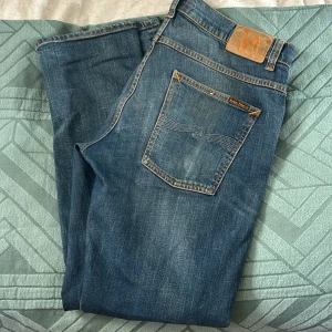 Nudie jeans  - Säljer nu mina nudie jeans på grund av oanvändning, skicket är 8/10 änvänt få gånger, Waisten är 36 men sitter som 34 vid andra funderingar eller fler bilder är det bara att höra av sig👍🏼