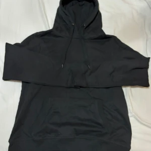 Svart hoodie  - En vanlig svart hoodie, knappast använd 
