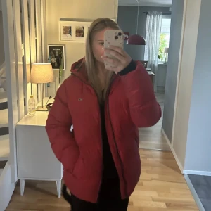 Tommy Hilfiger jacka  - Mycket bra skick! Storlek M men sitter snyggt på mig som vanligtvis har S