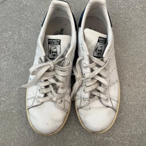 Stan Smith skor - Stan Smith skor i strl 38 & 2/3. Vita & mörkblå där bak, sulan är lite missfärgad, annars i fint skick. Rengörs innan köp 🌷