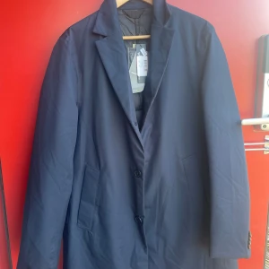 J. Lindeberg rock helt ny - Sprillans ny J. Linderberg rock i storlek 52. Superfin och bra. Köpt på Hedes outlet i Kungsbacka. Butikspris: 350 euro/ ca 3650 kr. Pris kan diskuteras, hör av er!
