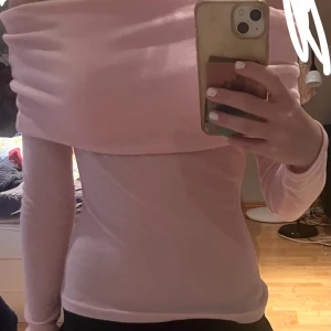Rosa off-shoulfer tröja ( ganska genomskinlig) - Tröjan är somsagt ganska genomskinlig. Men man ser inte det så mycket där uppe eftersom att det är två lager. Tröjan är ett skönt material, och använd 1-2 gånger!