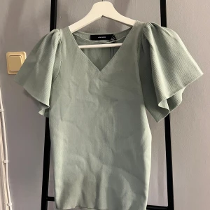 Mintgrön Vero Moda topp - Aldrig använt, prislappen är kvar, Storlek M men är liten i storleken så passar även S💕
