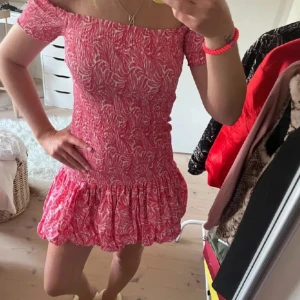Rosa hm klänning - Slutsåld eftertraktad trendig rosa sommar klänning från HM i topp skick, aldrig använd. Köpt för 300kr💗