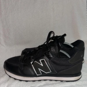 New Balance 550 - New Balance 550 i fantastisk skick, väl omhändertagna, endast ett ett fåtal gånger Köpta i Spanien för 100€ = ca 1000kr Storlek 44,5, 28,5cm