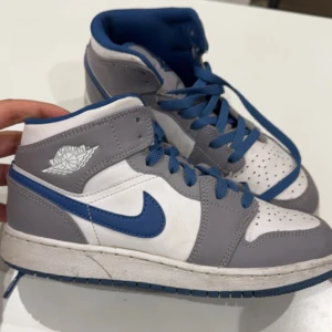 Jordan 1 - Riktig snygga skor, får komplimanger varje gång jag har de. Perfekt till sommaren. De här modellen är alltid slutsålt. Älskar verkligen de men passar tyvärr inte mig mer.