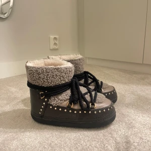 Inuikii - Säljer mina inuikii curly rock. Färgen är taupe och nypris är 5000. Fint skick.