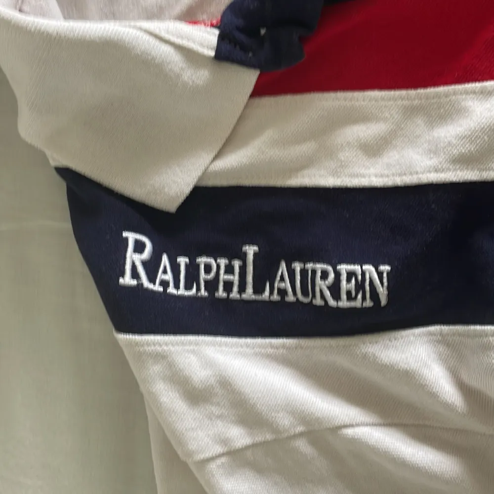 Säljer nu denna snygga pikétröja från Ralph Lauren barnstorlek XL men passar M. Vet ej nypris men skulle gissa runt 1000.. T-shirts.