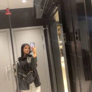 Jeans och byxa - Säljer både jeansen och skinnjackan som är ifrån shein och jeansen ifrån Zara. Jeansen kostade 400kr och skinnjackan kostade 200 nu kostar de 350kr tillsammans om du vill kan vi diskutera till priset som passar dig bäst. 