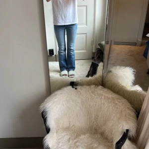 Bootcut jeans - Snygga ljusblåa bootcut jeans från LeeCooper. Slitna längst ner och säljer på grund av att dem är för små.  Midjemått: 34cm rakt över Innerbenslängd: 79cm