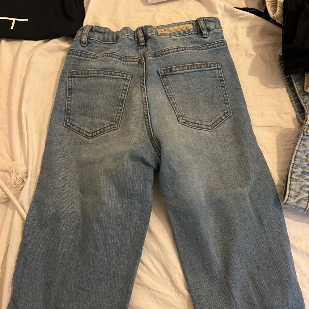 jag säljer mina jeans pågrund av att jag inte använder dom längre men som är super sköna . Jeans & Byxor.