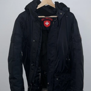 Schweizisk jacka: Kombinerad elegans och värme - Denne jacka är helt ny, utan några defekter eller revor. Kostar 400 euro i butik. Jag säljer den eftersom den blivit för trång för mig. Perfekt för dig som har storlek S eller M! 