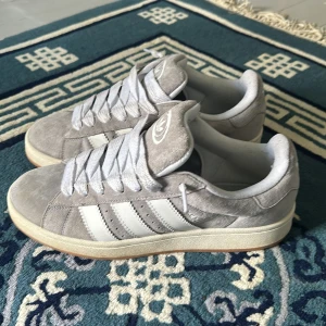 Adidas campus - Tjena! Säljer mina adidas campus efter som att det är lite för små för mig. Används fåtal gånger. Liten defekt (bild 4) på vänster sida sko på framsidan då det kommit vatten där. Annars är skon i perfekt skick! Storlek 45 1/3 men passar även 45