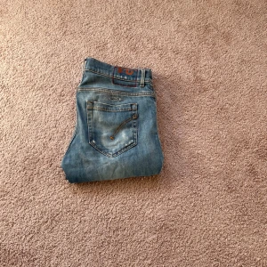 Dondup jeans - Säljer nu dessa sjukt snygga dondup jeans i storlek 31! Jeansens skick är 8/10! Jeansen har riktigt snygga slitningar! Ny pris ligger runt 3000 mitt pris endast 849! hör av er vid frågor!