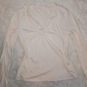 Topp - Topp ifrån hm i strl L passar S oxå. Völdift strechig och lite genomskinlig. Endast provad