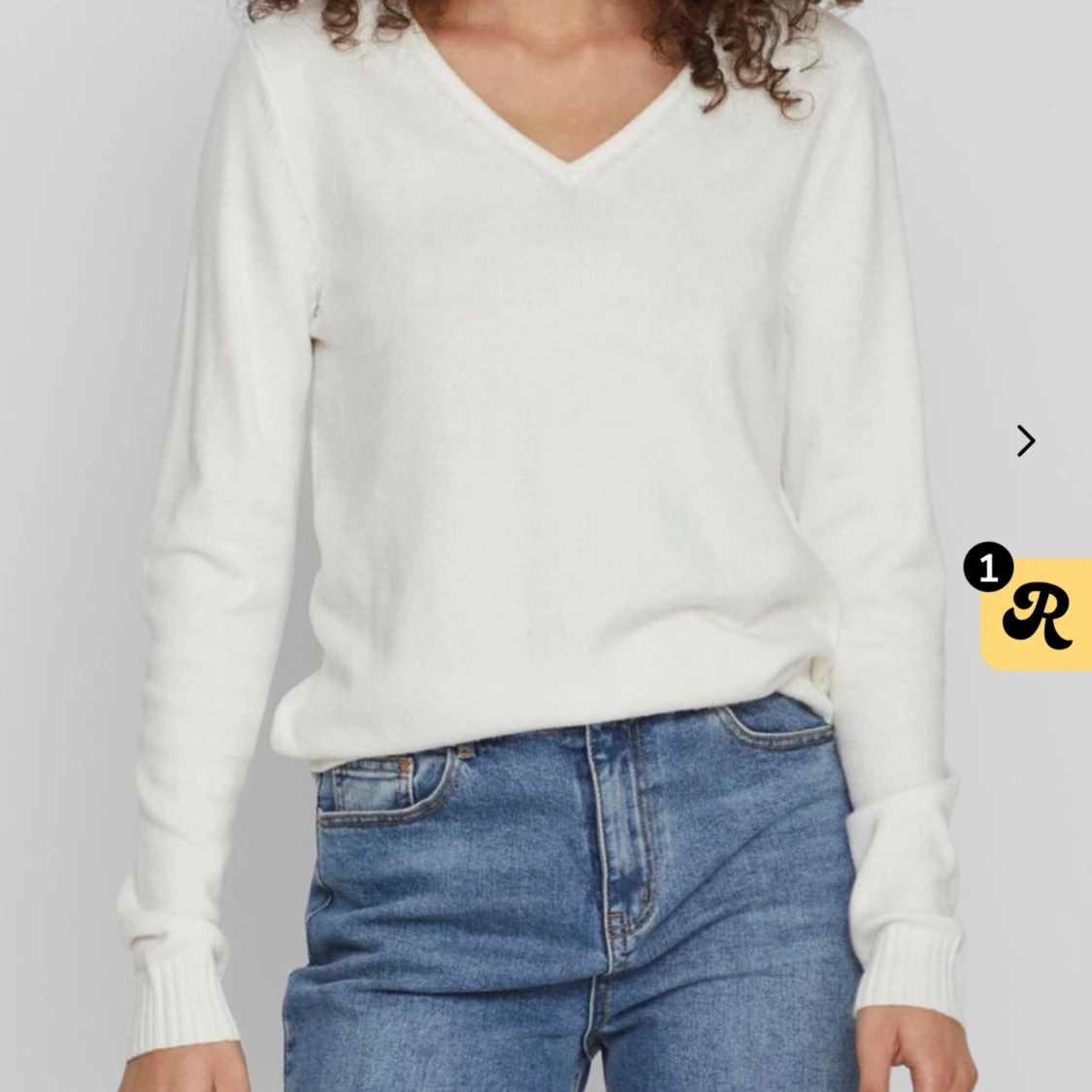 Vit stickad med V ringning