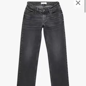 Super snygga low waist jeans med raka ben i storlek xs! Jeansen är ifrån märket stay. Använd 2 gånger så dom är som nya i mycket bra skick💖