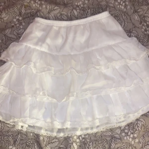 Vit volangkjol - En jättefin vit volangkjol med detaljer på💗 Aldrig använt då jag råkat köpt fel storlek, passar bra till nästa sommar🫶🏻 Den är helt ny och utan defekter❣️