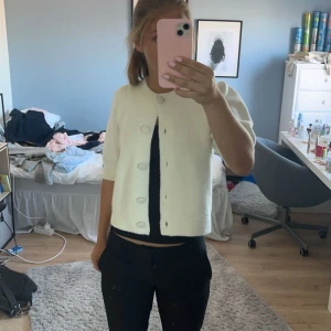 neo noir kofta - Jätte fin nästintill oanvändbar kofta från neo noir som kostar 750kr ny pris mitt pris 600kr💖💖 Jätte fin passar till allt men har tröttnat på den lite och den ligger oanvänd i garderoben å tänkte den kan få ett nytt hem istället! pris kan diskuteras💕