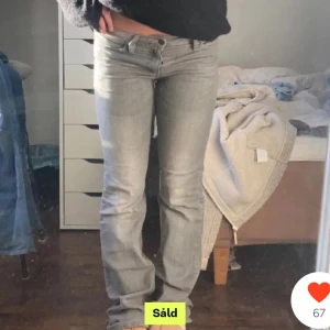 Gråa lågmidjade jeans  - Jättefina gråa jeans med lite slitningar längst! Dem är långa för mig som är 169! (lånad bild)