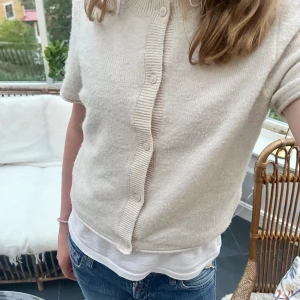 Kortärmad kofta - Säljer dena fina kortärmad kofta från HM. Köpte den för 350kr men säljer för 220kr. Är i super bra skick och är i storlek M/S.💓💕