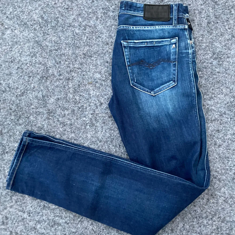 Snygga Replay jeans med slitningar! Står storlek W27 L32 men skulle snarare säga W28. Skickar så fort jag kan!. Jeans & Byxor.