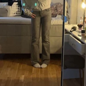 Grå Jeans - Säljer ett par gråa ”perfect jeans” från Gina. Välanvända men i fint skick 💞