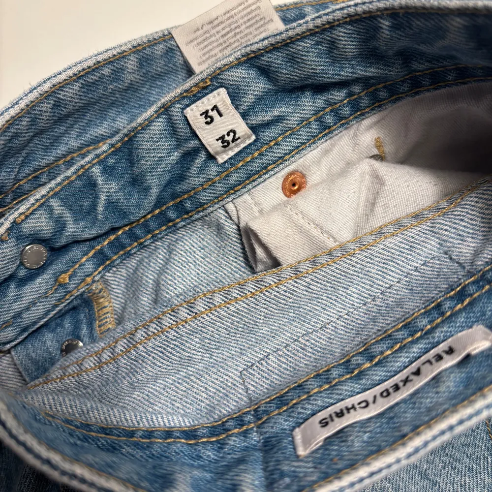 Jack & Jones jeans i färgen ljusblå som jag inte längre använder . Storlek 31-32  Skick 6/10  Jag är ca 182. Jeans & Byxor.