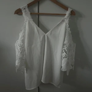 Vit spetsblus - Jättefin! Aldrig använd 