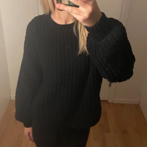Stickad tröja - Fint skick och är öppen för prisförslag! Passar XS och S