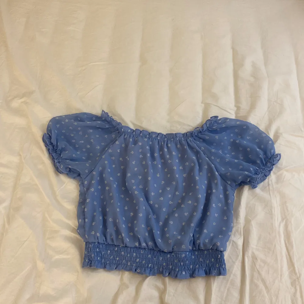 Jätte bra skick och är bara använd ett par gånger, säljs för att den är för liten. Den går både att ha vanligt och off shoulder. Materialet är väldigt skönt och luftigt . Blusar.