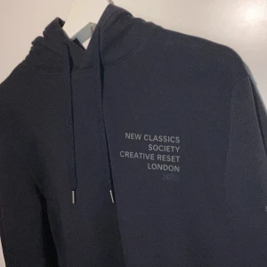 Marinblå hoodie från h&m  - Marinblå hoodie, från h&m, bra kvalitet 