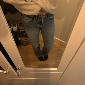 Mörkblå Jeans  - Jeans från Zara i bra skick( små slitningar längst ner på benen) Mid/low waist. Jag är 168cm✨
