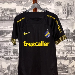 AIK 24/25 KIT - Säljer nu aik’s 2024/2025 hemma kit. Storlek SMALL och Pittas #28 på ryggen. Hör av er vid fler frågor!