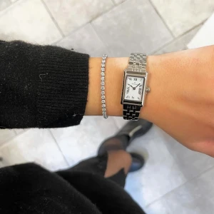 Mockberg klocka - Säljer denna skitsnygga klockan från Mockberg då jag införskaffat mig en i guld istället! Har tagit bort tre länkar, men allt medföljer (även box)! Skriv vid funderingar osv🌸🌸