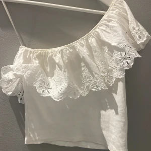 Söt topp💕💕 - Söt topp från zara med en Axel💕💕 passar xs