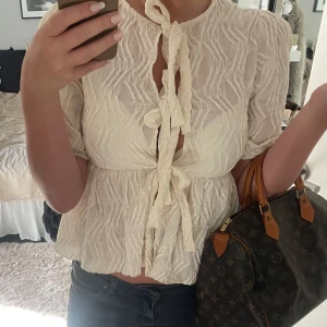 Blus från Gina Tricot - Säljer denna fina blus från Gina Tricot i storlek S. Aldrig använd bara testad 🤍 