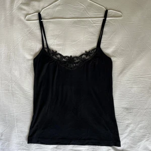 Paljett brodyr spets topp  - Bra längd, finare vardags linne och fin passform. 