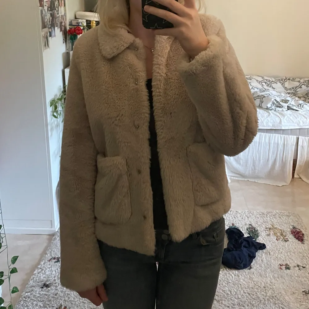 Säljer min supersöta päls/fluffjacka från HM. Fint skicka och jätteskönt material. Den är i storlek Xs. Mysig nu inför hösten när pälsjackor trendar🍂. Pris kan diskuteras ❣️och frakt ingår. Takit.