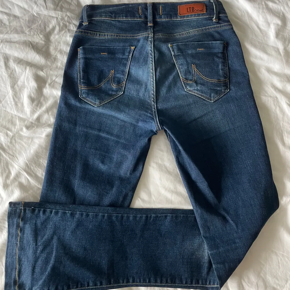 Mörkblå LTB jeans i modellen Fallon. Innerbenslängd 84cm midjeomkrets 72cm, men de är lite stretchiga. Slitage nere vid byxbenen men inget som syns mycket när dem är på (kan skicka bild privat). Jeans & Byxor.