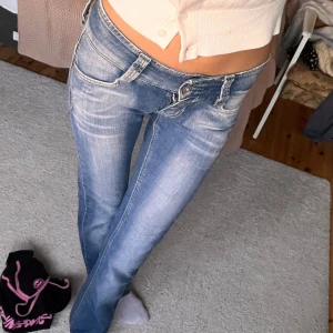 Blå jeans med låg midja - Säljer ett par snygga blå jeans med låg midja. Tyvär köpta för små och säljer därför🥲 men jätte bra skick! Midjemåttet är 34 och innerbenslängden 82cm. Hör av vid minsta fråga!!💕💕