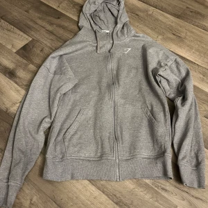 Gymshark oversize hoodie  - Säljer nu denna gymsharkhoodien pågrund av fel storlek, det är storlek xs men den är väldigt stor i storleken så passar nog S och M bra också, helt oanvänd så skicket är 10/10