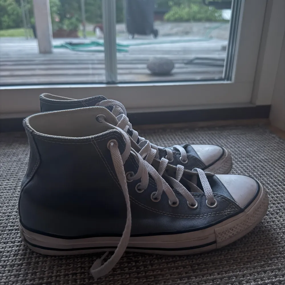 Säljer mina fina höga converse för att de inte kommer till användning. Köptes förra skolavslutningen men har endast använt 2-3 gånger, superfint skick💞 Nypris: ca 500kr. Kengät.