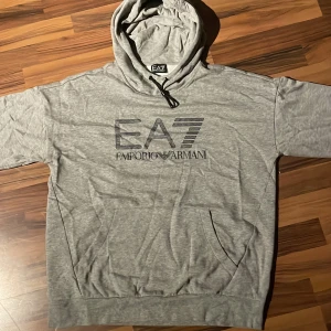 Armani hoodie  - Hej, säljer min Armani tröja som jag aldrig har använt. Denna tröja har varit hemma i sin orginal förpackning, och jag säljer den pågrund av den aldrig har passat mig. Skicket är sprillans och priset kan diskuteras vid snabb affär.