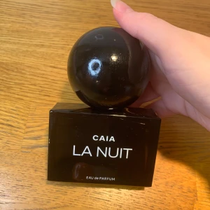 Caia Cosmetics La Nuit parfym - Några sprutar borta bara så nästan som ny Nypris 595kr