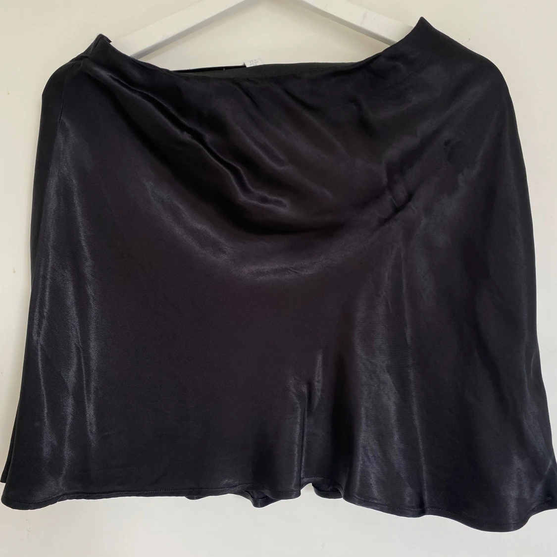 Svart satin kjol från H&M!🫶🏻✨