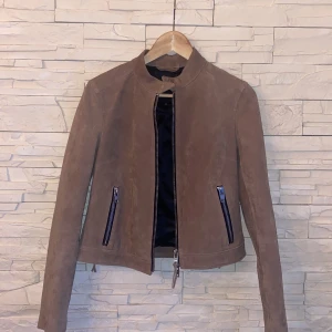 Rockandblue läderjacka  -  Säljer denna Rock and blue dam läderjacka i storlek 34 (XS )helt oanvänd. Nypris: 3000  kr, för mer info kontakta gärna säljaren!