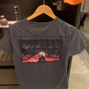 Limitato tröja - Säljer nu denna tröja med tryck på baksidan, köpt på plick för 300kr, säljer den nu för 200kr. Nästan aldrig använt den utan bara hängt i min garderob💕